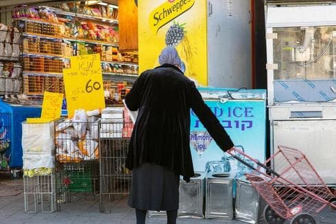 Mujer haredí de compras. 