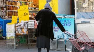 Mujer haredí de compras. 