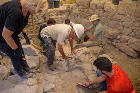 Jay Rogosin durante una excavación en la Ciudad Vieja de Jerusalem.