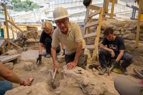 Jay Rogosin durante una excavación en la Ciudad Vieja de Jerusalem. 