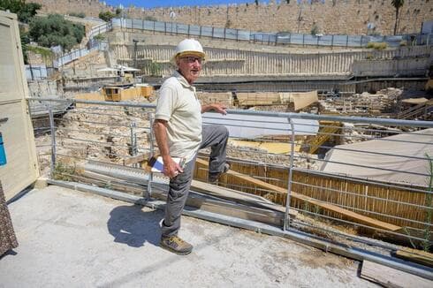 Jay Rogosin durante una excavación en la Ciudad Vieja de Jerusalem.