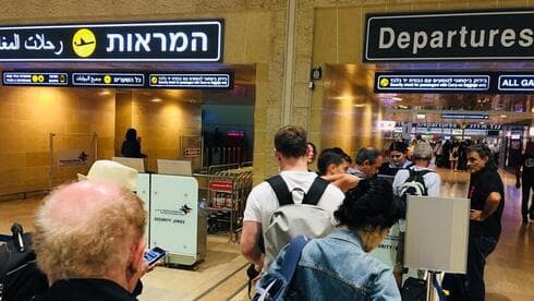 Israelíes dejan el país en el aeropuerto Ben Gurión. 