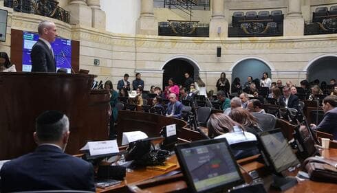 Parlamentario israelí se dirige al Senado colombiano. 