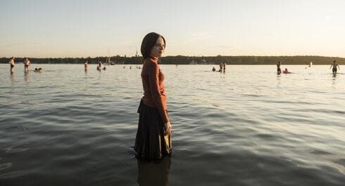 Shira Haas en "Poco ortodoxa", la serie que dio visibilidad a la problemática dentro de la comunidad ultraortodoxa. (Gentileza Netflix) Shira Haas en "Poco ortodoxa".