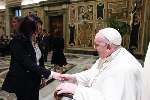 Sara Friedman con el papa Francisco
