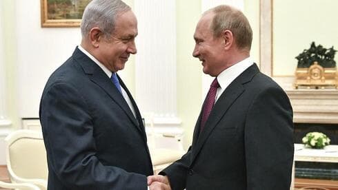 Benjamin Netanyahu se reúne con Vladimir Putin en 2021.
