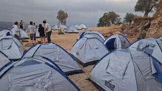 Los manifestantes decidieron pasar la noche cerca del lugar donde descansa Netanyahu junto con su esposa. 