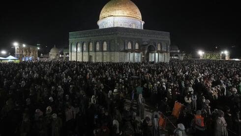 Los palestinos rezan en el complejo de la mezquita de Al Aqsa, el Monte del Templo en Jerusalén durante el mes sagrado del Ramadán. (AP) Los palestinos rezan en el complejo de la mezquita de Al Aqsa, el Monte del Templo en Jerusalén durante el mes sagrado del Ramadán.