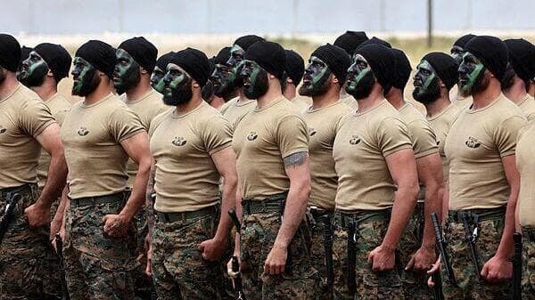 Combatientes libaneses de Hezbolá desfilan durante una gira de prensa en la aldea de Aaramta, en el sur del Líbano, en mayo de 2023. 
