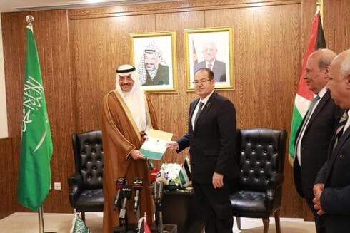 El embajador Naif bin Bandar Al-Sudairi y el asesor de Abbas, Majdi al-Khalidi. (Ynet) El embajador Naif bin Bandar Al-Sudairi y el asesor de Abbas, Majdi al-Khalidi.