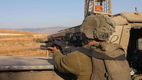 Un soldado de las Fuerzas de Defensa de Israel mantiene su posición en la frontera con Líbano. (AFP) Un soldado de las Fuerzas de Defensa de Israel mantiene su posición en la frontera con Líbano.