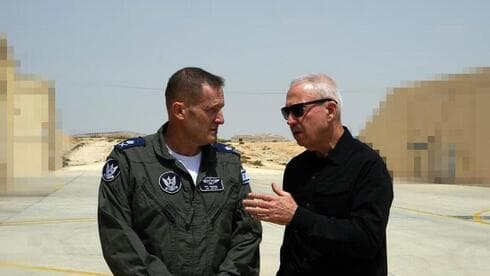El ministro de defensa junto al comandante de las Fuerzas Aéreas de Israel. (Ariel Harmoni) El ministro de defensa junto al comandante de las Fuerzas Aéreas de Israel.