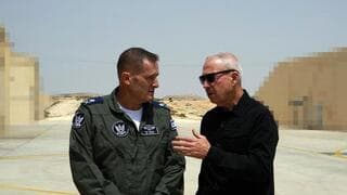 El ministro de defensa junto al comandante de las Fuerzas Aéreas de Israel.