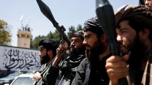 Soldados talibanes cerca de la embajada estadounidense vacía en Kabul, Afganistán. (Reuters) Soldados talibanes cerca de la embajada estadounidense vacía en Kabul, Afganistán.