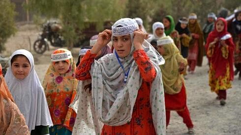 Jóvenes en Kandahar celebran dos años de gobierno talibán. 