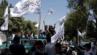 Simpatizantes talibanes celebran en Kabul, Afganistán.