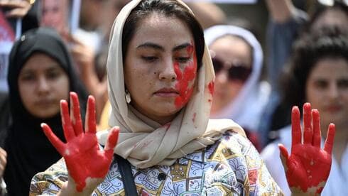 Mujeres afganas protestan en Pakistán contra el régimen talibán en Afganistán. (Reuters) Mujeres afganas protestan en Pakistán contra el régimen talibán en Afganistán.
