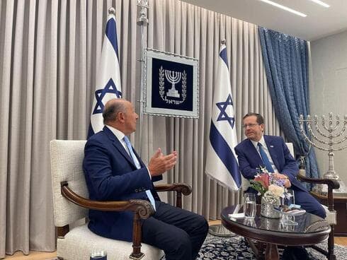 El director general de la Red Latinoamericana de Israel, Isaac Assa, con el presidente Issac Herzog en Jerusalem. 