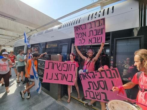 Manifestantes protestan en la estación. 
