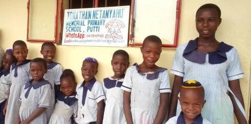 Estudiantes de la Escuela Memorial Jonathan Netanyahu en Putti, Uganda. 