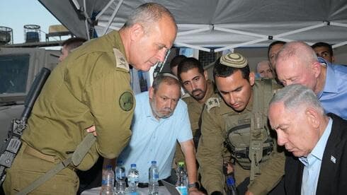 El primer ministro de Israel y el ministro de Defensa en la escena del ataque terrorista de este lunes.