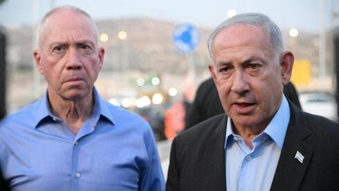 El primer ministro de Israel y el ministro de Defensa en la escena del ataque terrorista de este lunes. 