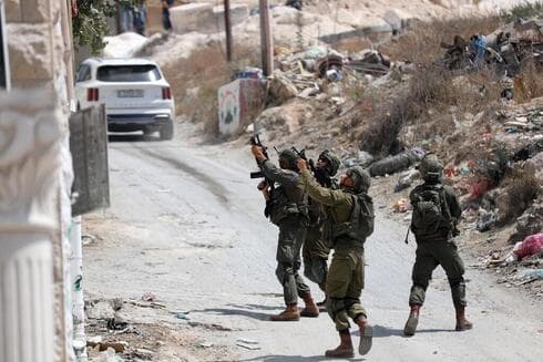 Fuerzas de Defensa de Israel en el lugar del ataque en las colinas de Hebrón.