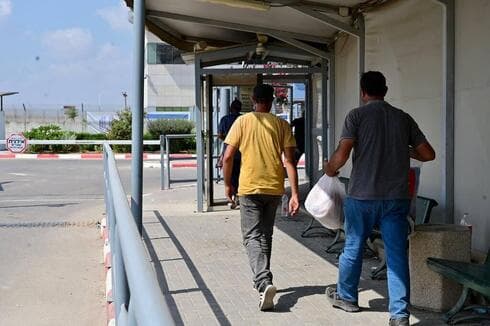 Jornaleros palestinos cruzan la frontera con la Franja de Gaza tras una jornada de trabajo en Israel. (Nadav Eves) Jornaleros palestinos cruzan la frontera con la Franja de Gaza tras una jornada de trabajo en Israel.