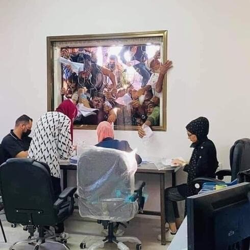Los gazatíes compiten por un permiso de trabajo en Israel.