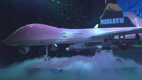 Irán revela un avión no tripulado potencialmente capaz de alcanzar Israel.