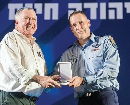 Haim recibe la insignia de oro de aviador de manos del comandante de las Fuerzas Aéreas Tomer Bar. (Portavoz de las FDI) Haim recibe la insignia de oro de aviador de manos del comandante de las Fuerzas Aéreas Tomer Bar.