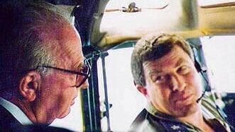 El teniente coronel Yehuda Haim con el ex primer ministro de Israel, Isaac Rabin. (Cortesía) El teniente coronel Yehuda Haim con Isaac Rabin.