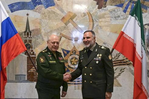 El comandante de las Fuerzas Terrestres del Ejército iraní, Kioumars Heydari, y el comandante en jefe de las Fuerzas Terrestres rusas, Oleg Salyukov. (EPA) El comandante de las Fuerzas Terrestres del Ejército iraní, Kioumars Heydari, y el comandante en jefe de las Fuerzas Terrestres rusas, Oleg Salyukov.
