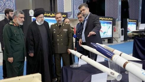 El presidente iraní Raisi inspecciona armas en una ceremonia de la industria de defensa. (AFP) El presidente iraní Raisi inspecciona armas en una ceremonia de la industria de defensa.