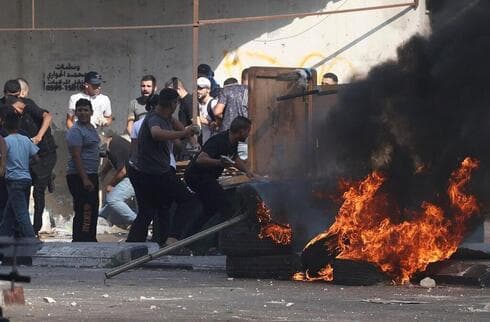 Palestinos se enfrentan a tropas israelíes en Naplusa. 