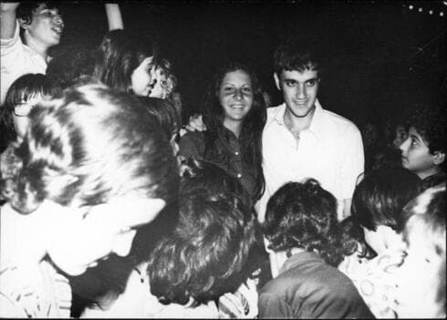 Junio de 1974 Shoshi y Ziggy tras su liberación del cautiverio. "No vi a nadie más que a ella". (Foto del libro "Mi libertad") Junio de 1974 Shoshi y Ziggy tras su liberación del cautiverio. "No vi a nadie más que a ella".