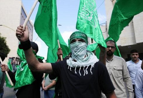 Manifestantes palestinos leales al movimiento islámico de Hamás marchan durante una protesta en la ciudad cisjordana de Hebrón. (EPA) Manifestantes palestinos leales al movimiento islámico de Hamás marchan durante una protesta en la ciudad cisjordana de Hebrón.
