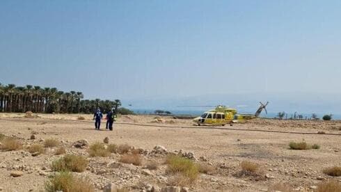 Un helicóptero llega al lugar de los hechos para trasladar a uno de los heridos.