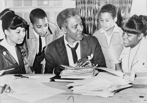 Bayard Rustin dialoga con jóvenes activistas de derechos civiles. 