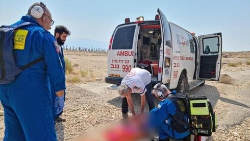 Servicios de emergencias buscan reanimar a uno de los heridos.