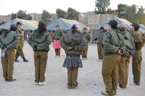 Niñas religiosas en un programa de preparación premilitar. 