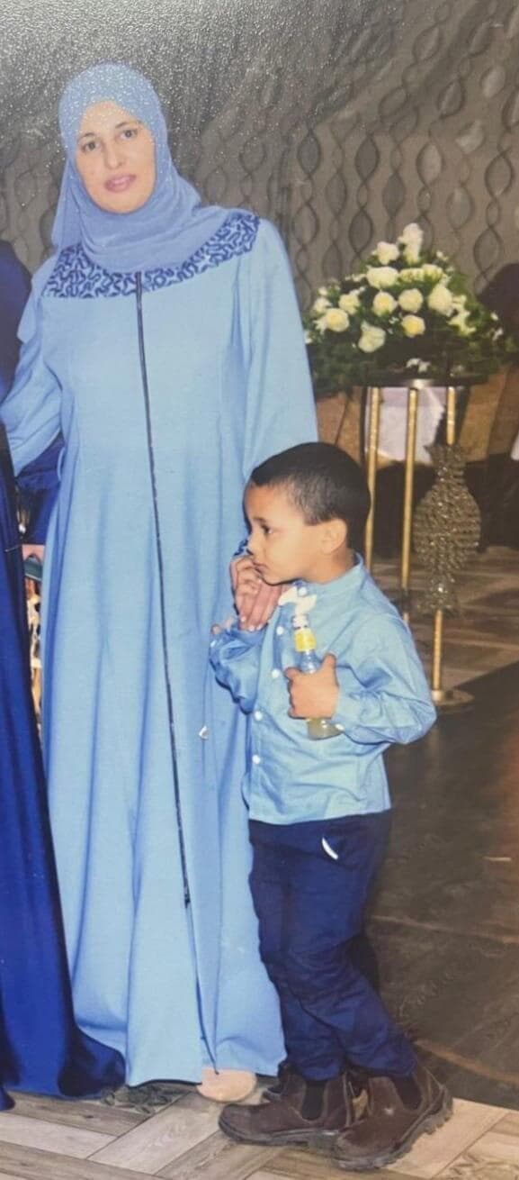 Imran Muhammad Hujayrat con su madre Aisha. 