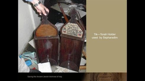 Un rollo de la Torá encontrado en el sótano de un ex edificio de Sadam Husein. (Harold Rudd) Un rollo de la Torá encontrado en el sótano de un ex edificio de Sadam Husein.
