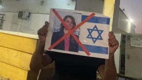 Protestas espontáneas en Libia tras los informes de una reunión con un ministro israelí. (X) Protestas espontáneas en Libia tras los informes de una reunión con un ministro israelí.