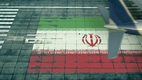 La bandera iraní pintada en el suelo del aeropuerto de Teherán. No es algo que hoy un israelí quisiera ver desde la ventanilla de su avión. (Ynet) La bandera iraní pintada en el suelo del aeropuerto de Teherán. No es algo que hoy un israelí quisiera ver desde la ventanilla de su avión.