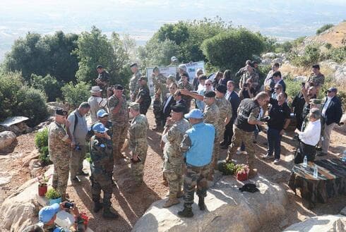 Miembros del ejército libanés y las fuerzas de paz de la ONU (FPNUL) se unen durante una gira de medios del ejército libanés en las disputadas granjas de Bastra, cerca de la frontera con Israel, en el sur del Líbano. (Reuters) Miembros del ejército libanés y las fuerzas de paz de la ONU (FPNUL) se unen durante una gira de medios del ejército libanés en las disputadas granjas de Bastra, cerca de la frontera con Israel, en el sur del Líbano.