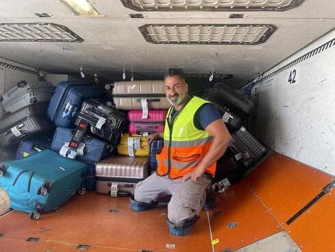 Rami Levi en el interior cargando equipaje en un avión.