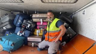 Rami Levi en el interior cargando equipaje en un avión.