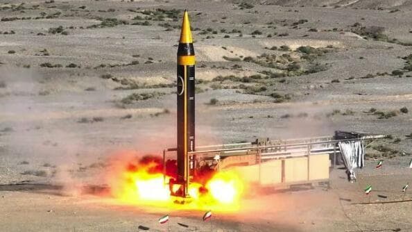 Un nuevo misil balístico tierra-tierra de 4ª generación Khorramshahr, llamado Khaibar y con un alcance de 2.000 km, es lanzado en un lugar no revelado de Irán. (Ministerio de Defensa de Irán) Un nuevo misil balístico tierra-tierra de 4ª generación Khorramshahr, llamado Khaibar y con un alcance de 2.000 km, es lanzado en un lugar no revelado de Irán.