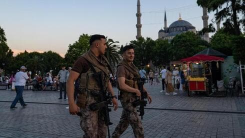 Fuerzas de seguridad turcas en Estambul ante las amenazas a israelíes, el año pasado. (AFP) Fuerzas de seguridad turcas en Estambul ante las amenazas a israelíes, el año pasado.